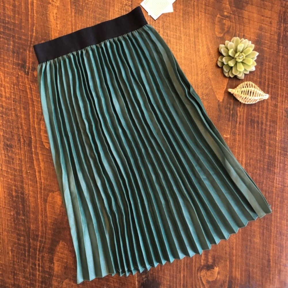 LuLaRoe | NWT Green Faux Leather Pleated Skirt